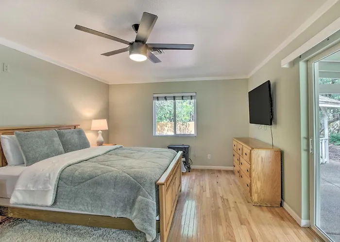 Cozy Pinetop Retreat W/ Yard & Heated Gazebo! Holiday home *
