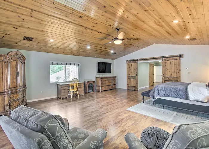 Cozy Pinetop Retreat W/ Yard & Heated Gazebo! Holiday home *