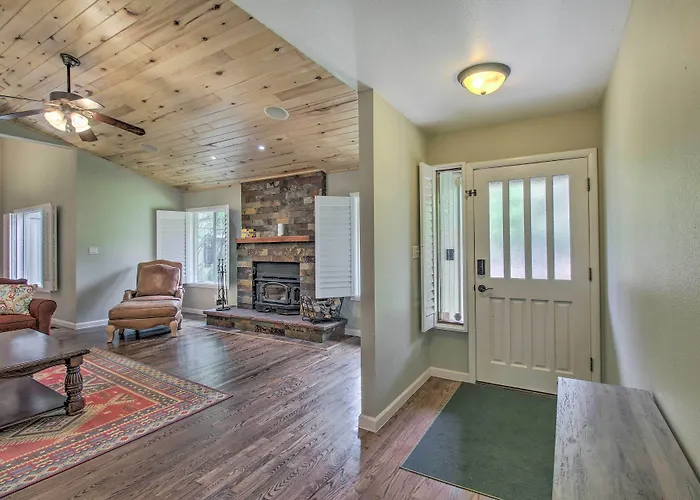 Cozy Pinetop Retreat W/ Yard & Heated Gazebo! *